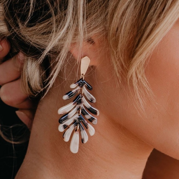 Tortoise Shell Leaf Drop Earrings NWT - Picture 2 of 4